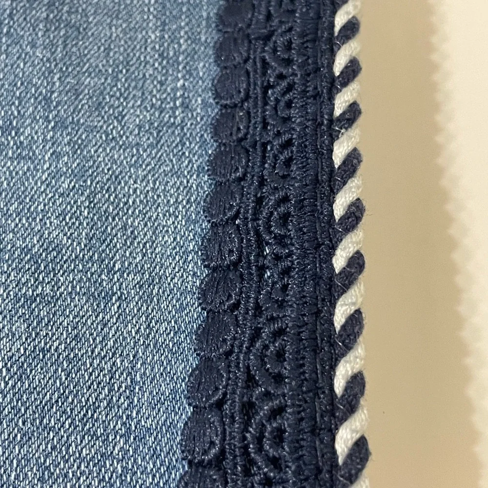 CHICO’S Girlfriend So Slimming Cropped Jean Braided Side Trim Light Wash Size 6